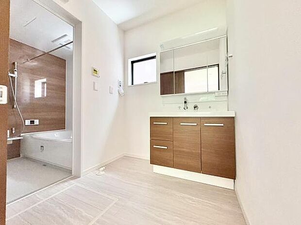 一日の始まりの朝、歯磨きをしたりメイクや髪をセットしたり・・・使いやすさが考えられた3面鏡です♪シャワー付水栓で洗面台でのシャンプーや毎日の掃除に大変便利ですね♪