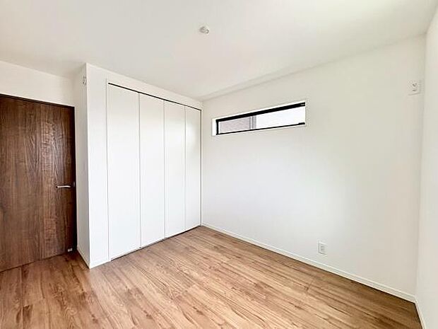 全居室にはクローゼットを完備！普段使いのお洋服や小物はもちろん、季節物のお洋服などもしっかりと整理整頓おしまい頂けます。居室空間をより広く隅々までお使いいただけますね♪
