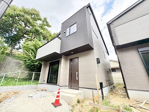 毎日のお散歩も快適な緑に恵まれたエリアで、自然に包まれた穏やかな暮らしを実現するための、ゆとりある住環境が整っています。緑の潤いを感じながらホッと生活できそう。