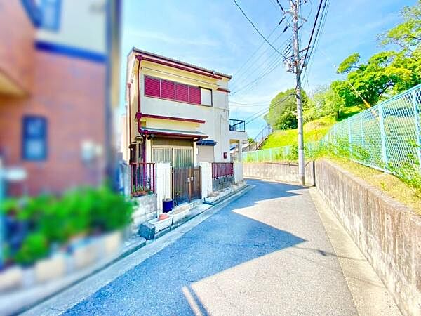 低層の一戸建てを中心とした街並みが整然と続き、周辺は高い建物が建っていないので、採光や開放性に恵まれ、空が広く緑の多い閑静な趣を感じる環境です。