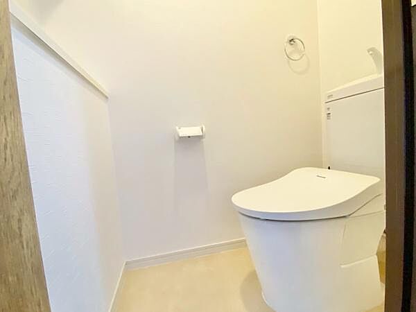節水型でエコなトイレには、今では当たり前のウォシュレット付き。便座を温める機能付き！