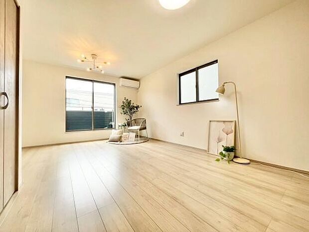 ここにはみんなが集い、食事と楽しい会話が始まる。話に夢中になりすぎて、ついつい時を忘れてしまう。そんな束の間の幸せを感じさせてくれる場所。