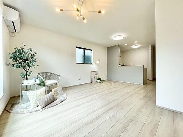 オープンでのびやかな空間を生み出す、こだわりの広がりとゆとり。家族と過ごす時間を大切にしたい方にぴったりの明るくゆとりある住空間です。