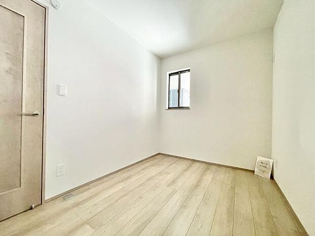 充分な広さと収納機能を備えた部屋はお子様の自発性と成長を促します。お子様の成長を支える、勉強や好きなことに没頭する学びの空間にどうぞ。