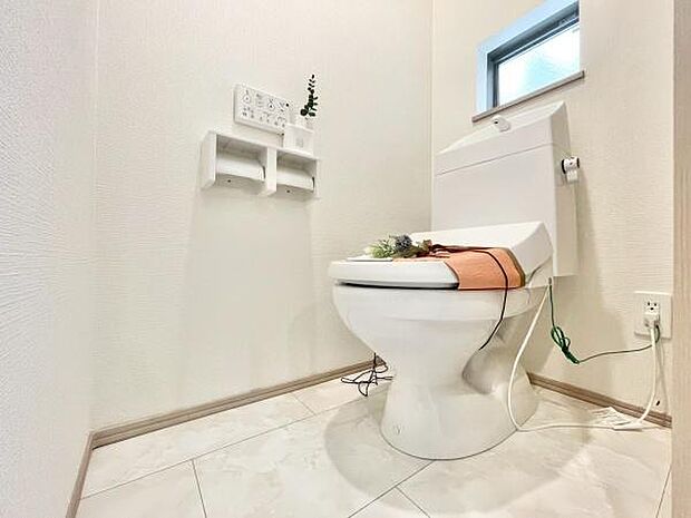 節水型でエコなトイレには、今では当たり前のウォシュレット付き。便座を温める機能付き！1階2階どちらにもトイレがあるって本当に便利ですね。