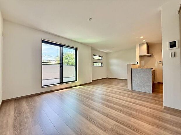 室内にいても、たっぷりの陽光と爽やかな風を感じて頂けます！ご家族と穏やかに過ごす、心地の良い時間が流れます。