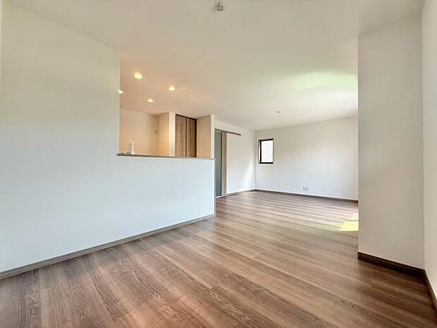 キッチンからはリビングが一望でき、小さい子供さんも目が行き届きますね。全居室フローリングですのでお掃除もらくらくです!