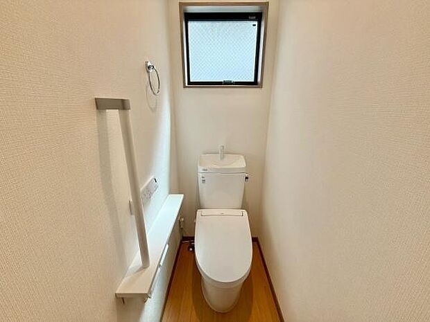 節水型でエコなトイレには、今では当たり前のウォシュレット付き。便座を温める機能付き！1階2階どちらにもトイレがあるって本当に便利ですね。