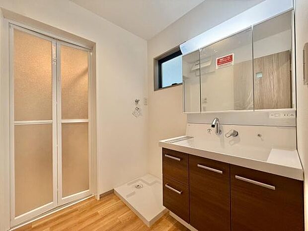 ゆとりの洗面スペースで朝の身支度も快適スムーズに。髪のセットやお化粧もストレスなくこなせ、朝から気分良く通勤通学に向かえそうですね！