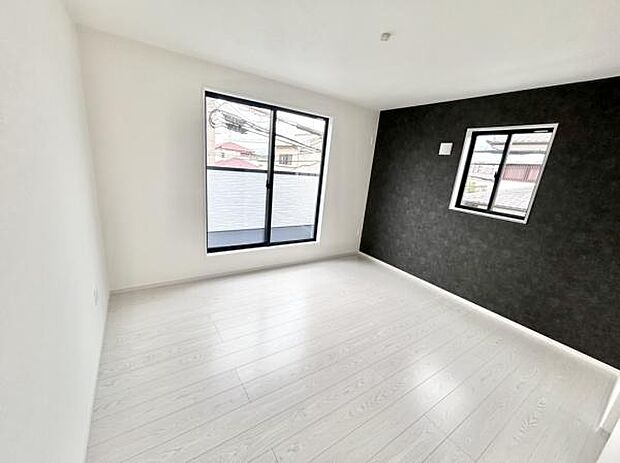 光が沢山取り込める大きな窓。2面採光なので、日差しを長時間受ける事が出来る暖かいお部屋です。