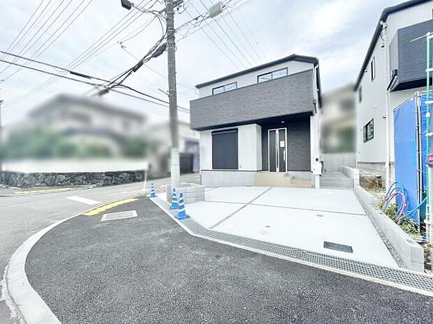 全面道路：幅員約9.2ｍ！前面道路は交通量も少なく、安心してお住まい頂けます!