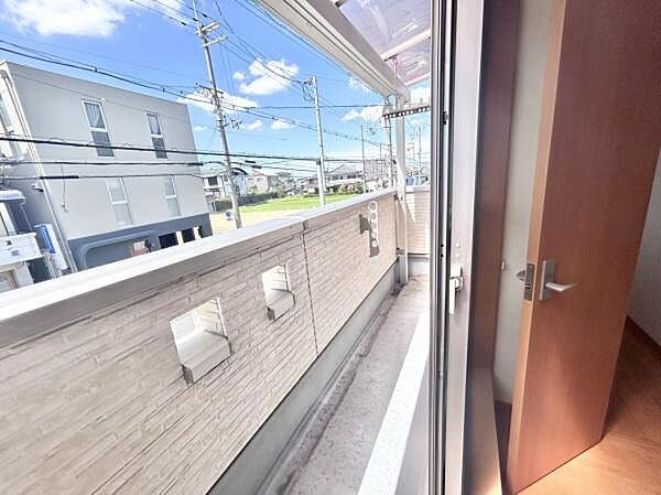 開放的なバルコニーは見晴らしもよく、太陽の温かな温もりをめいっぱい受け止めてくれます。太陽の光と爽やかな風を受けたお洗濯物はあっという間に乾き、取りこむ時には太陽の匂いを感じられそうですね♪
