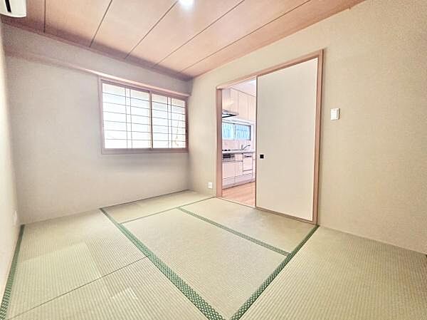 小さな子供さんが走り回っても大丈夫なくらい広い和室です。お子様の遊び部屋・お昼寝スペースとして使うのもオススメです♪