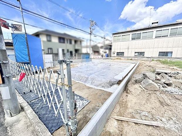 低層の一戸建てを中心とした街並みが整然と続き、周辺は高い建物が建っていないので、採光や開放性に恵まれてます。