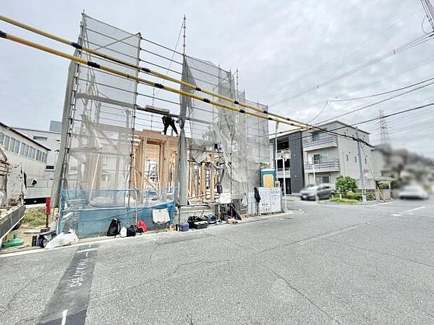 全面道路:二方角地!幅員 西約7.2m・南約5.4m!前面道路は交通量も少なく、安心してお住まい頂けます!