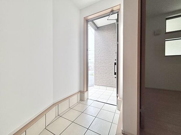 玄関も明るいです。大きな下駄箱もあり収納力・清潔感がGOODです。