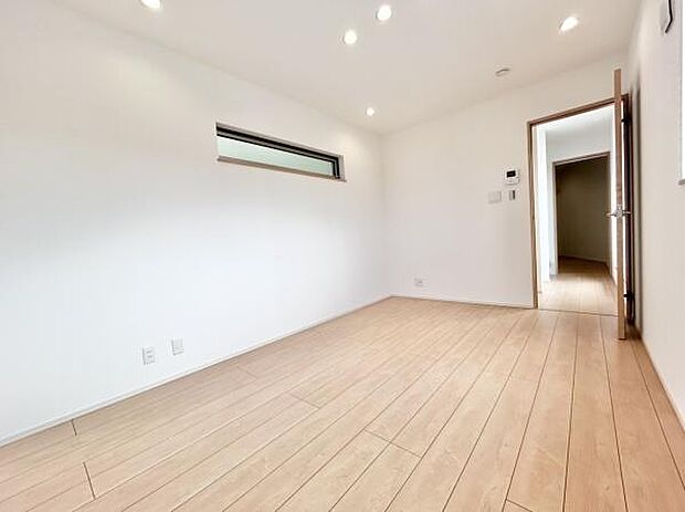 家族の笑い声が聞こえてきそうな大空間♪大きめのLDKはそれだけで心が和みます。家族揃ってリビングで過ごすお休みの日が、楽しみになる場所となることでしょう。