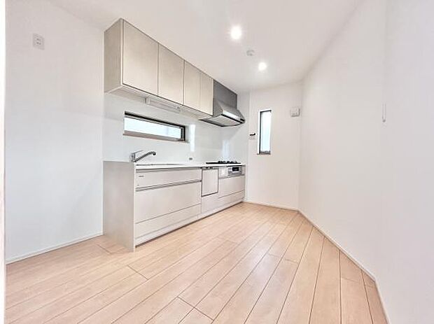 窓があるので換気が必要なときにすぐに風を通すことができます!空間が広く感じられ、開放感ありますね!