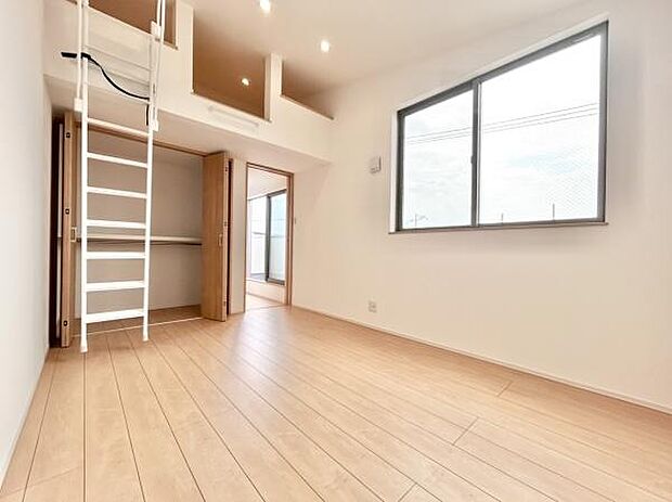 光が沢山取り込める大きな窓。2面採光なので、日差しを長時間受ける事が出来る暖かいお部屋です。