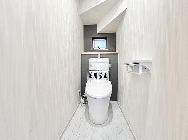 窓があるので、換気しやすく匂いもこもりません♪暗くなりがちなトイレも明るいですよ♪1階2階どちらにもトイレがあるって本当に便利ですね。