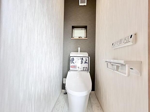 節水型でエコなトイレには、今では当たり前のウォシュレット付き。便座を温める機能付き!