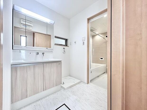 ゆとりの洗面スペースで朝の身支度も快適スムーズに。髪のセットやお化粧もストレスなくこなせ、朝から気分良く通勤通学に向かえそうですね!