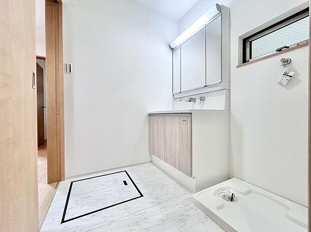 明るく、清潔感のある洗面所♪鏡も大きく使い勝手の良い洗面化粧台です♪