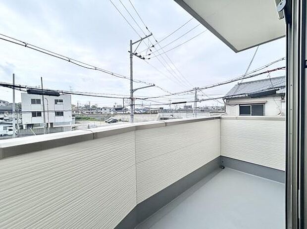 開放的なバルコニーは見晴らしもよく、太陽の温かな温もりをめいっぱい受け止めてくれます。太陽の光と爽やかな風を受けたお洗濯物はあっという間に乾き、取りこむ時には太陽の匂いを感じられそうですね♪