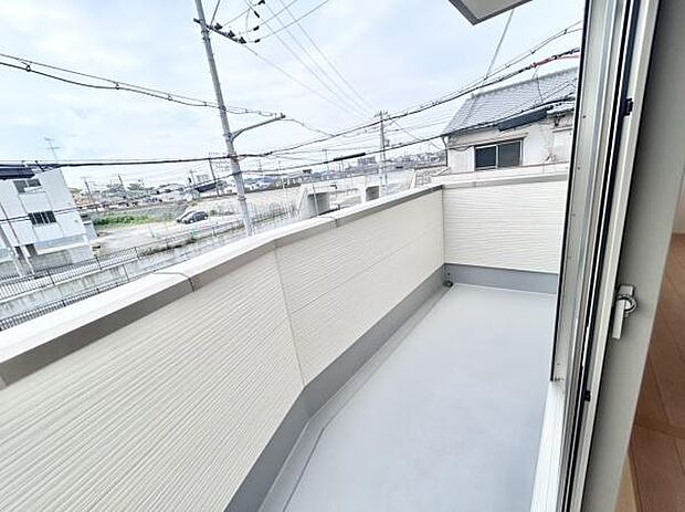 日当たり良いバルコニーです。洗濯物もしっかり乾きそうです♪