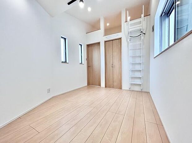 収納を完備!普段使いのお洋服や小物はもちろん、季節物のお洋服などもしっかりと整理整頓おしまい頂けます。居室空間をより広く隅々までお使いいただけますね♪