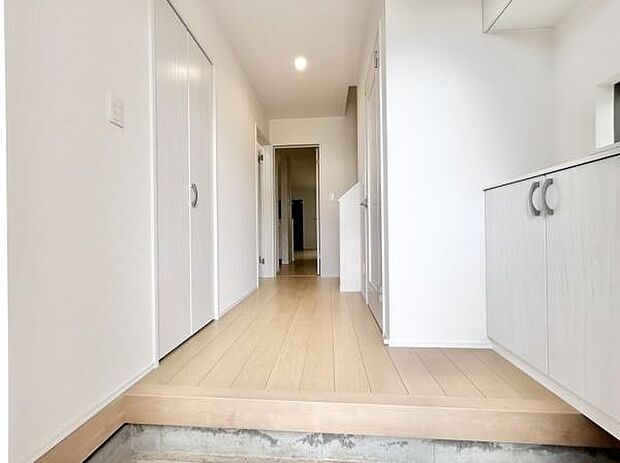 シューズクローゼットで散らかりがちな玄関もスッキリ！気持ちの良い朝は、毎日ここからスタートしていきます♪