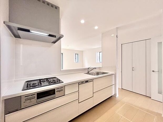 三口コンロでお料理がはかどりますね♪日当たりもよく明るいキッチンですのでお料理も気分よくできそうです！