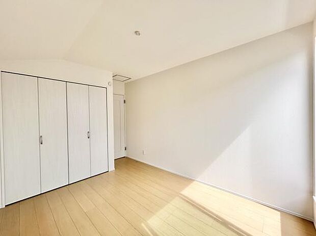 全居室には収納を完備！普段使いのお洋服や小物はもちろん、季節物のお洋服などもしっかりと整理整頓おしまい頂けます。居室空間をより広く隅々までお使いいただけますね♪