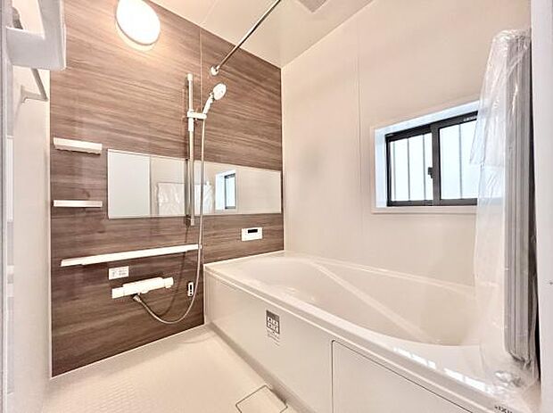 限られた空間を広く見せるワイドミラーを採用したバスルーム。アクセントパネルで落ち着きのある雰囲気を演出♪