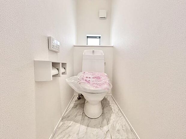 窓があるので、換気しやすく匂いもこもりません♪暗くなりがちなトイレも明るいですよ♪1階2階どちらにもトイレがあるって本当に便利ですね。