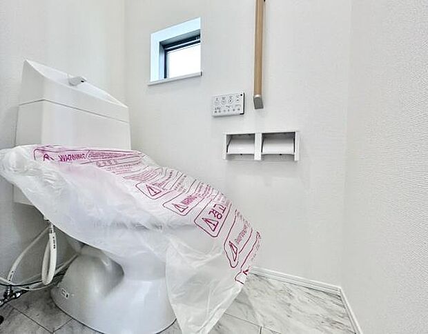 節水型でエコなトイレには、今では当たり前のウォシュレット付き。便座を温める機能もついていて、居心地良くてトイレから出られなくなるかも！