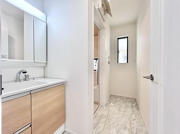 ゆとりの洗面スペースで朝の身支度も快適スムーズに。3面鏡で髪のセットやお化粧もストレスなくこなせ、朝から気分良く通勤通学に向かえそうですね！鏡の裏にはたっぷりと収納スペースを標準装備！