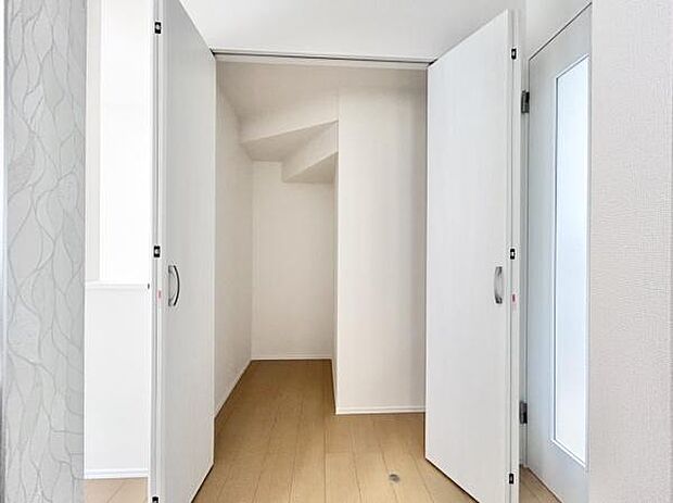 掃除機やスーツケースなどを一箇所に集約できるのは魅力ですね！扉が一箇所ですので、お部屋の見た目にもスッキリ！