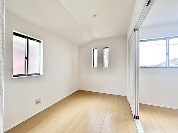 洋室約4.78帖と隣接した洋室約5.25帖。仕切りを外し、開放感あふれる空間に！