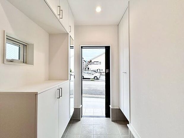 玄関も明るいです。大きな下駄箱もあり収納力・清潔感がGOODです。