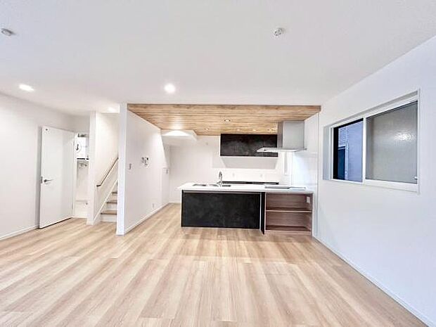 家族の笑い声が聞こえてきそうな大空間♪大きめのLDKはそれだけで心が和みます。家族揃ってリビングで過ごすお休みの日が、楽しみになる場所となることでしょう。