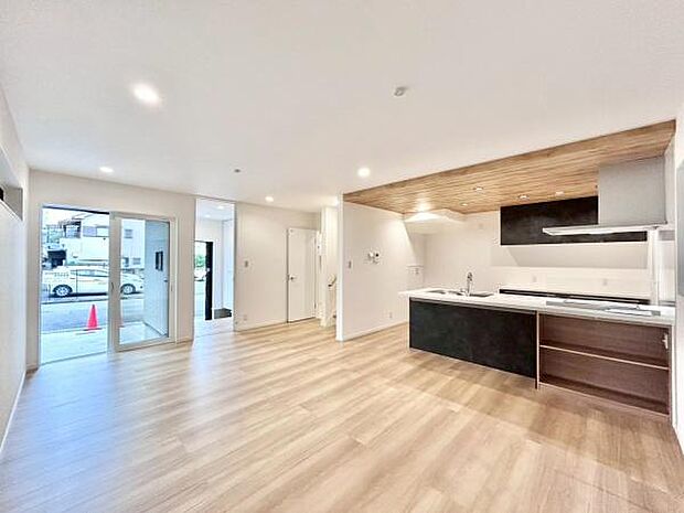 家族の一体感を感じられるLDK!家族と過ごす時間を大切にする方にぴったりの住空間です♪