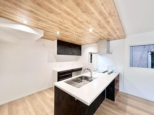 見せるキッチン。ダイニングとの空間のつながりが、スペースのゆとりを生み出します♪