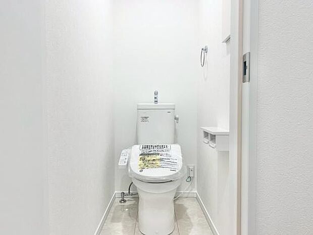 節水型でエコなトイレには、今では当たり前のウォシュレット付き。便座を温める機能付き!1階2階どちらにもトイレがあるって本当に便利ですね。