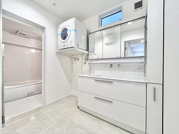 ゆとりの洗面スペースで朝の身支度も快適スムーズに。3面鏡で髪のセットやお化粧もストレスなくこなせ、朝から気分良く通勤通学に向かえそうですね!鏡の裏にはたっぷりと収納スペースを標準装備!