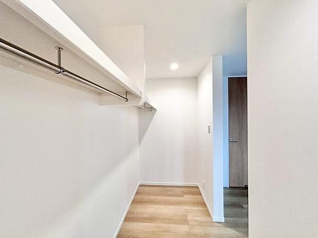 お洋服を大切にされる方に大変喜ばれる、憧れのウォークインクローゼット。お洋服以外にも掃除機やスーツケースなどを一箇所に集約できるのは魅力ですね!扉が一箇所ですので、お部屋の見た目にもスッキリ!