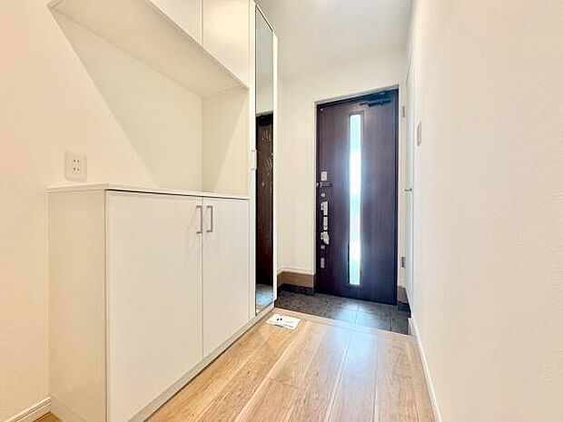 玄関も明るいです。大きな下駄箱もあり収納力・清潔感がGOODです。