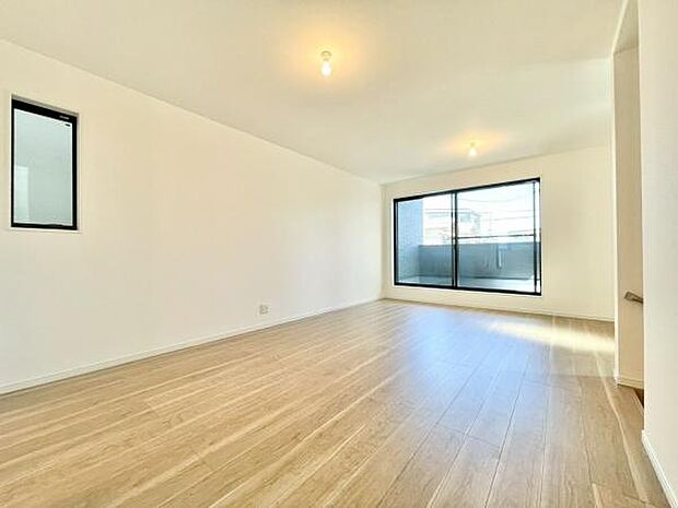 室内にいても、たっぷりの陽光と爽やかな風を感じて頂けます！ご家族と穏やかに過ごす、心地の良い時間が流れます。