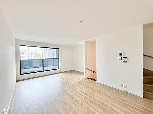 ここにはみんなが集い、食事と楽しい会話が始まる。話に夢中になりすぎて、ついつい時を忘れてしまう。そんな束の間の幸せを感じさせてくれる場所。