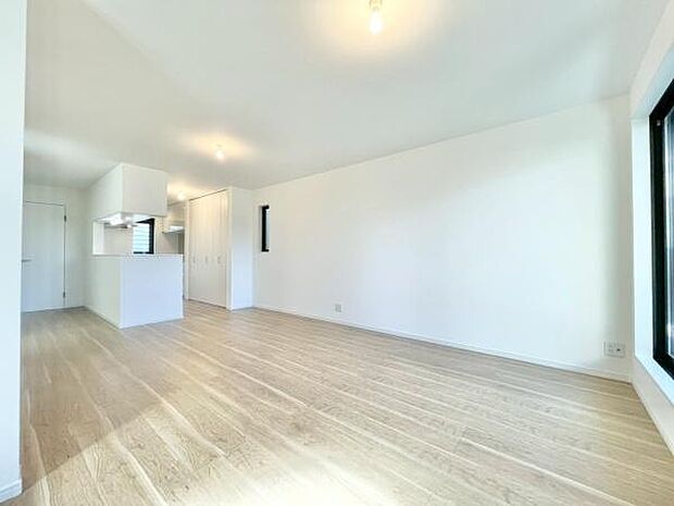 大切なご家族が集まるからこそＬＤＫはこだわりたい！休日はおひさまの光をたっぷりと取りこめるリビングでゆったりと過ごしませんか？子供たちが元気に笑いながら走り回っても十分な広さの空間です。